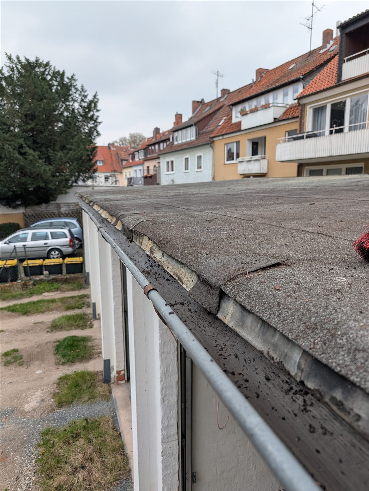Dachrinne nach der Reinigung: sauber und frei