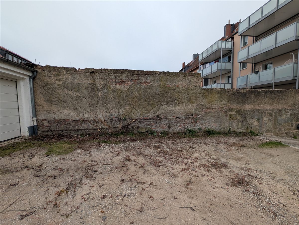 Freigelegt: Garagenmauer nach Grundstückspflege durch HECKENFRITZ