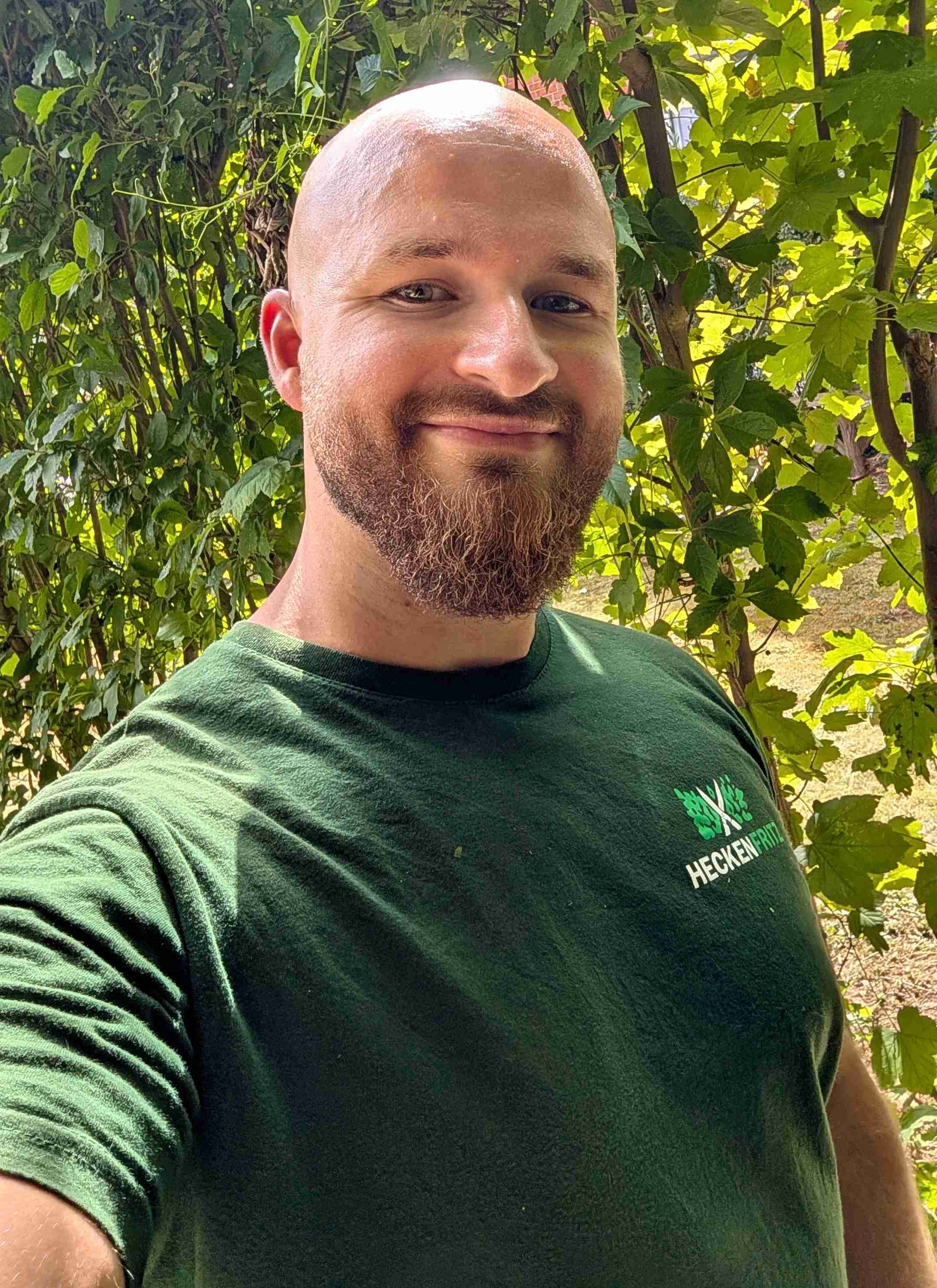 Mitarbeiter von HECKENFRITZ bei der Gartenpflege in Hildesheim